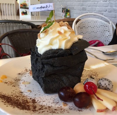 โทสต์ชาโคลลาวาไข่เค็ม