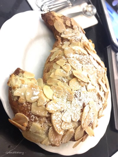 ALMOND CROISSANT