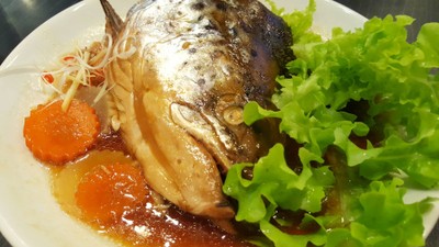 หัวปลาแซลมอนต้มซีอิ๊ว