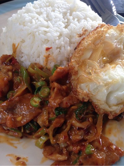 ผัดพริกแกงไข่ดาว