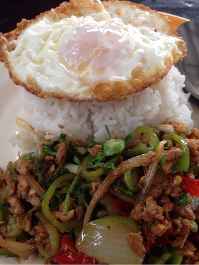 ผัดกระเพราไข่ดาว
