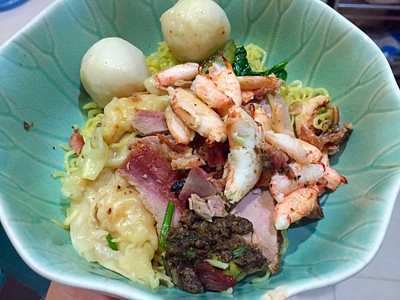 บะหมี่รวมพลพริกไทยดำเพิ่มปู