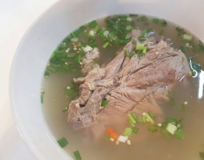 เม้งเล้งแซ่บ ก๋วยเตี๋ยวหมูต้มยำ เย็นตาโฟ จี๊ดจ๊าด สีลม