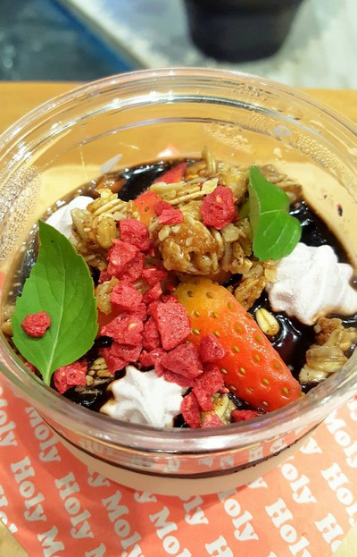 มีท้อปปิ้งสตรอเบอรี่ กราโนล่า เมอร์แรงก์ เกล็ดราสเบอรี่