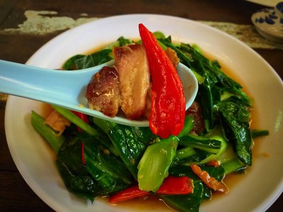 คะน้าหมูกรอบ