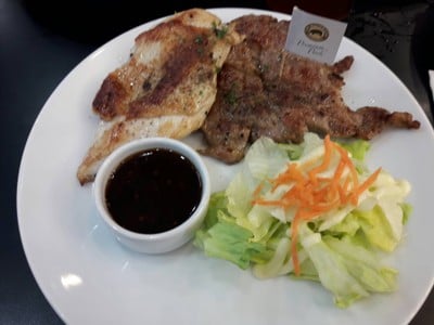 สเต็กหมูกับอกไก่น้ำจิ้มแจ่ว
