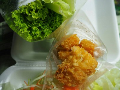 สลัดปลาทอด