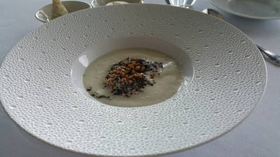 ซุปครีมดอก Artichoke โรยหน้าด้วย Black Truffle