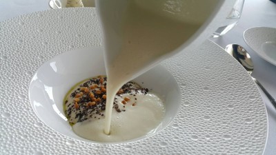 ซุปครีมดอก Artichoke โรยหน้าด้วย Black Truffle