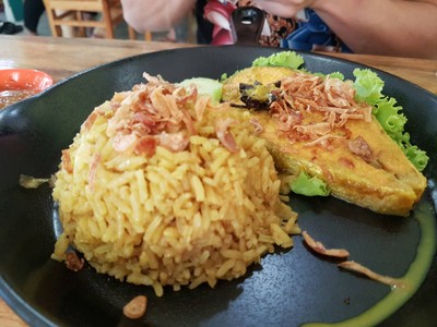 ข้าวหมกปลาแซลมอน