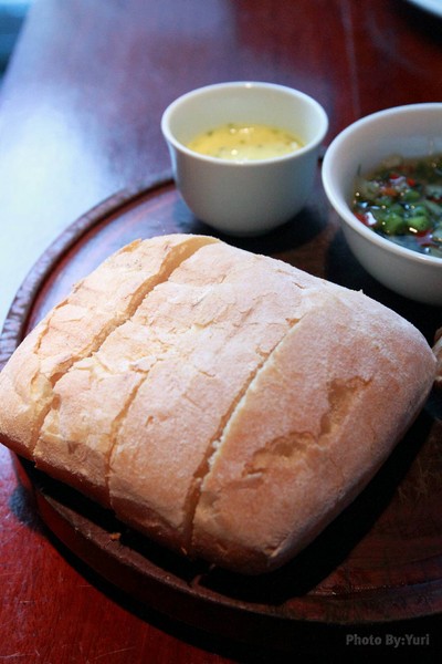ขนมปังเสิร์ฟมา กับ Bread served with Salsa Criolla and Garlic Butter