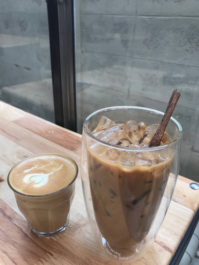 Flat White & Iced Masala Chai Latte