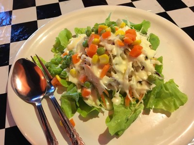 สลัดไก่พริกไทยดำ