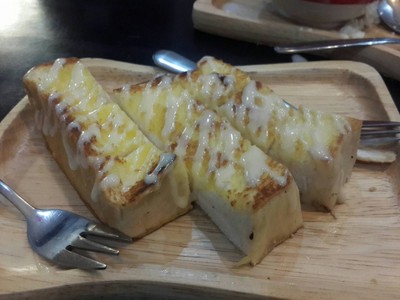 ขนมปังปิ้งเนยนม