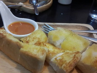 ขนมปังปิ้ง ซอสชาไทย