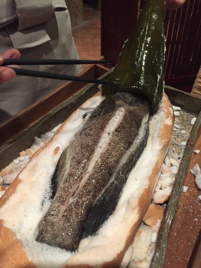 พนักงานกระเทาะเกลือ โชว์ปลา