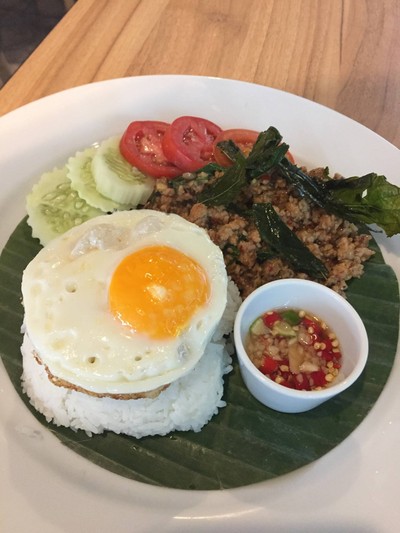 ข้าวกระเพราหมูไข่ดาว