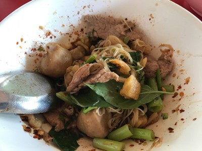 เส้นหมี่ลูกชิ้นเนื้อสด