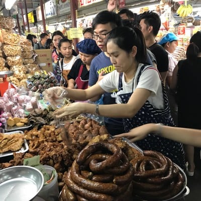 บรรยากาศ ดำรงค์ ไส้อั่ว หมูทอด น้ำพริกหนุ่ม กาดหลวง เชียงใหม่