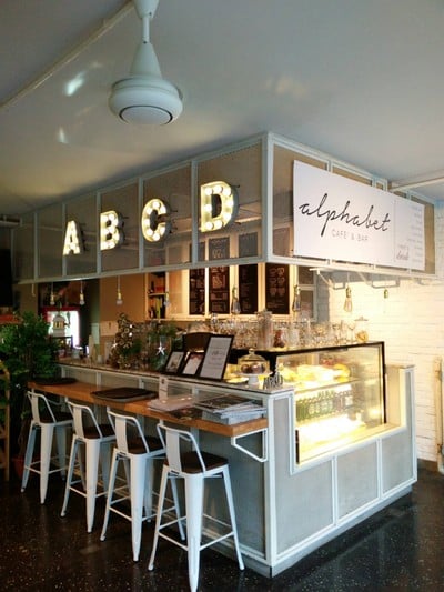 บรรยากาศ Alphabet Cafe & Bar