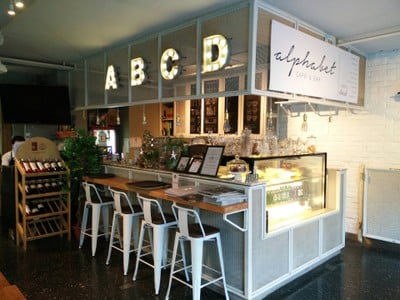 บรรยากาศ Alphabet Cafe & Bar