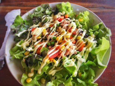 สลัดผักปลาทูน่า