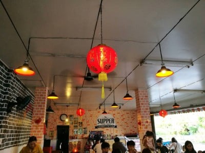 บรรยากาศ เดอะ ซัปเปอร์ สเต็ก ถนนไทยอาคาร