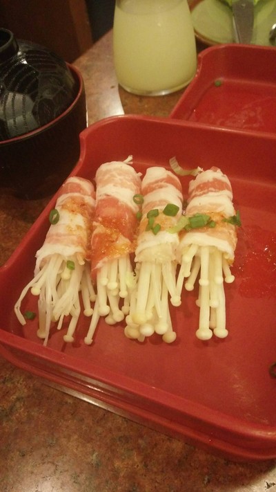 เบคอนพันเห็ดเข็มทอง