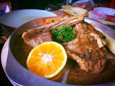 ซี่โคแกะย่างสเต็ก หอม นุ่ม เข้มข้นด้วยซอสพริกไทยดำสูตรเฉพาะของทางร้าน