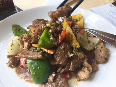 ส่วนของเนื้อเป็นหัานหนาชิ้นใหญ่เนื้อเป็ดหยาบไปนิด