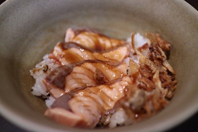 ข้าวหน้าปลาแซลม่อนย่าง