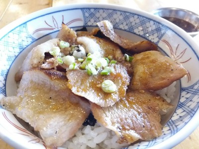 ข้าวหน้าหมูย่างถ่าน
