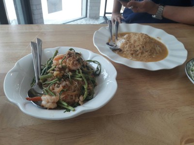 เส้นหมี่ผัดกระเฉดมันกุ้ง