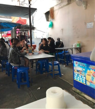 บรรยากาศ เจ๊หงส์ ก๋วยเตี๋ยวไก่ตุ๋น สูตรมะระ รามคำแหง19/1