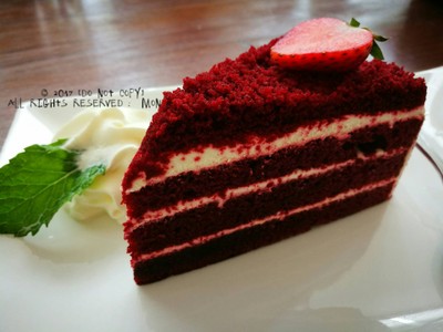Red velvet cake .