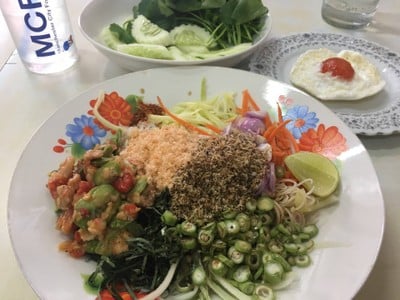 ข้าวยำ สตอผัดกุ้ง และไข่เค็มทอด 