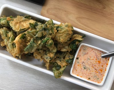 ยำผักบุ้งกรอบ