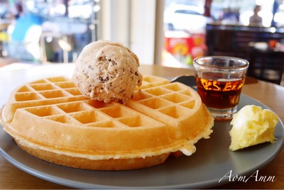 waffle with ice-cream (70฿)