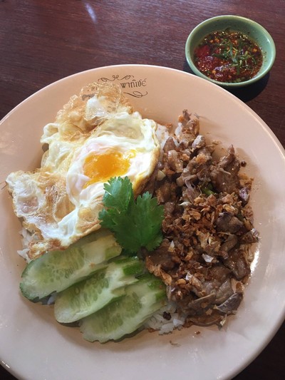 ข้าวหมูกระเทียมไข่ดาว