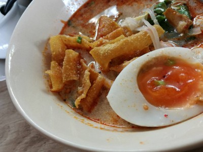 ก๋วยเตี๋ยวต้มยำทะเลน้ำข้นไข่ยางมะตูม