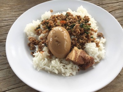 ข้าวราดหมูผัดกะเพราและไข่พะโล้