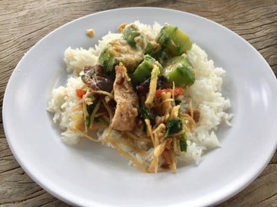 ข้าวราดบวบผัดไข่กับไก่ผัดขิง
