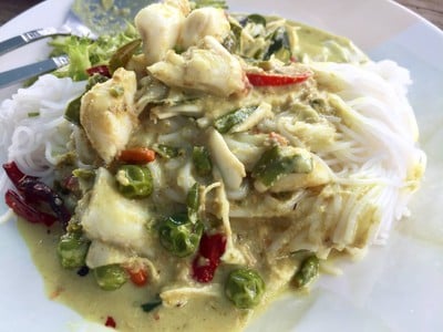 เทราดคลุกเคล้ากับพริกทอดและถั่วพลูสดหั่นฝอย
