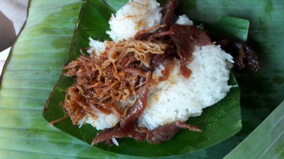 ข้าวเหนียวหมูฝอยกับหมูทอด