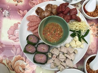 VT แหนมเนือง หลัง มข. The Red Roof