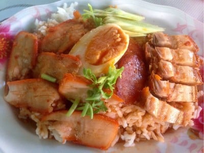 ข้าวหมูแดงหมูกรอบไข่. (40 บาท)