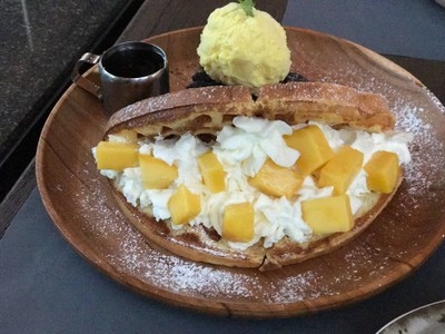 วาฟเฟิลมะม่วงและครีมสด