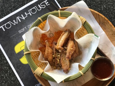 ปีกไก่ทอด & ชิปส์ ซอสมาโยชิลลี่