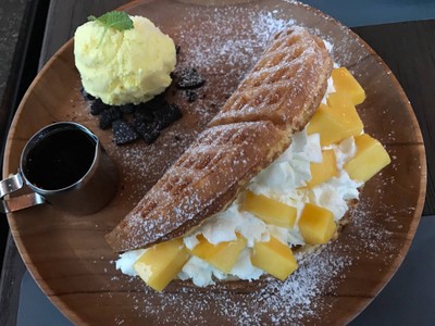 วาฟเฟิลมะม่วงและครีมสด