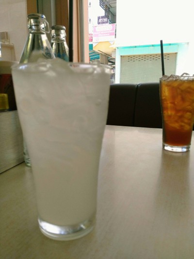 อาหาร หรือ เครื่องดื่ม